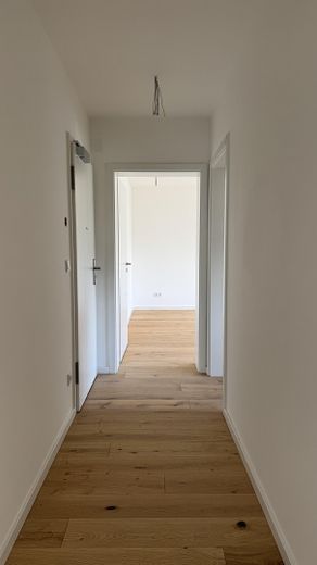 Komplett saniert: 3 Zimmer, Echtholzparkett, großer Balkon, Wärmempumpe – provisionsfrei – Flur
