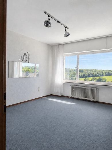 ZWEIFAMILIENHAUS | ZWEI WOHNUNGEN | ZWEI GÄRTEN | HAUS MIT PANORAMA-BLICK – Schlafzimmer oben