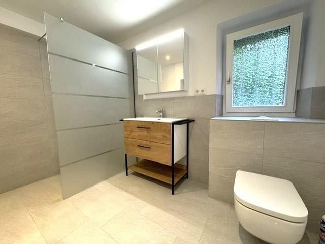 Sanierter Erstbezug- sehr helle 2-Zimmerwohnung, auch als Gewerbe nutzbar – Bad mit geräumiger Dusche
