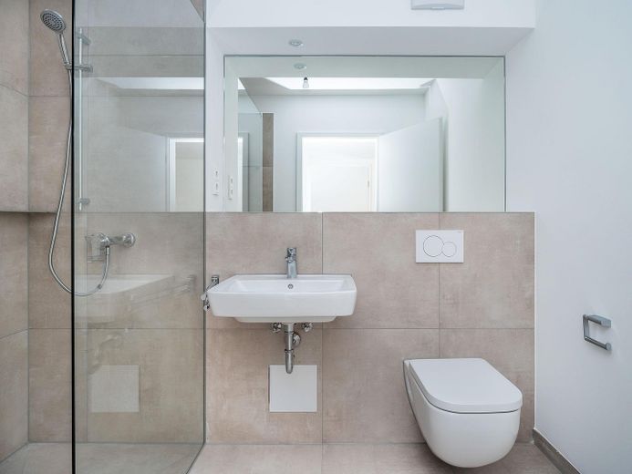 Bezugsfertig: Neubau DG Wohnung mit Balkon + EBK in Parsdorf bei München | KfW-40-QNG - WE 12 – Duschbad