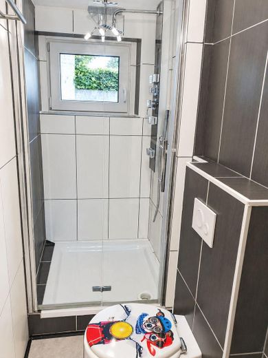 127 m² PRIVATES WOHNEN MIT EIGENEM POOL & GARTEN – 2 GARAGEN + 1.920 € KALTMIETEINNAHMEN – Nutzflächen Duschbad
