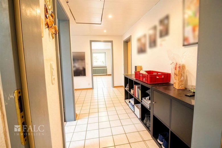 Wohnen mit Perspektive - großzügiges Zweifamilienhaus in begehrter Lage – Großzügiger Flur im DG