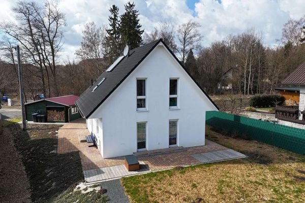 Moderna casa unifamiliare con camino, giardino e garage a Bad Brambach