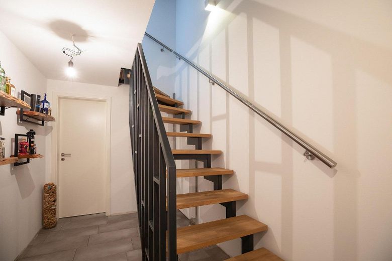 Reihenendhaus KfW 55 mit Wintergarten in Langenfeld – Kellerbereich mit Treppe EG