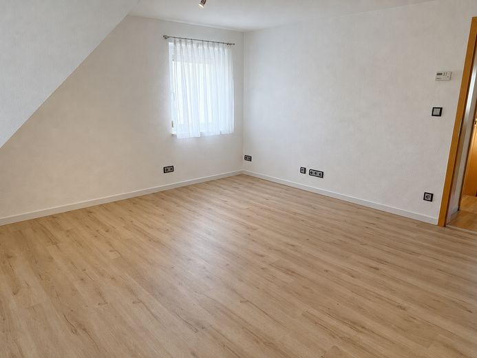 Frisch renovierte 3 Zimmer Wohnung Dachgeschoss nahe Stadtpark zur Erholung für Familen und Paare – Zimmer 22