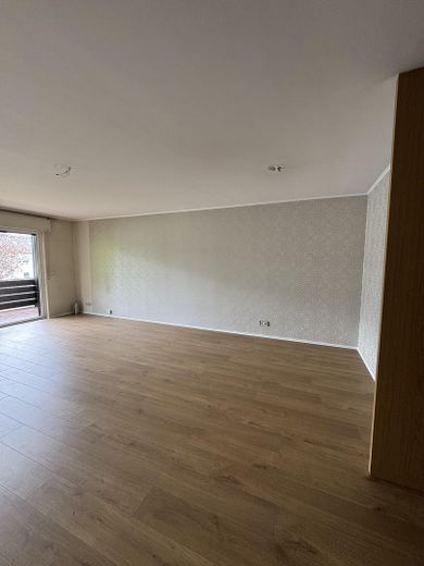 4-kamerappartement op de begane grond met balkon, garage en gebruik van de tuin in rustige ligging, Haibach – Wohnzimmer