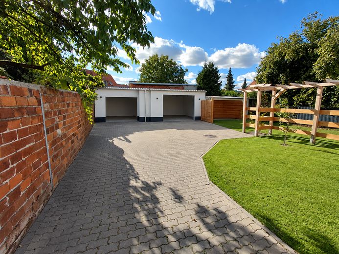 Entrate e sentitevi a casa: villetta a schiera modernizzata con finiture di pregio, giardino, terrazza e 2 garage – Stellflächen und Garagen