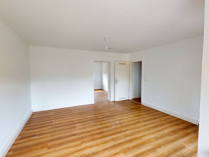 Zomer, zon, besparen: 2 netto koude huren cadeau! 2-kamerappartement met BALKON op loopafstand van de oever van de Main – Ansicht II: Wohn- und Esszimm…