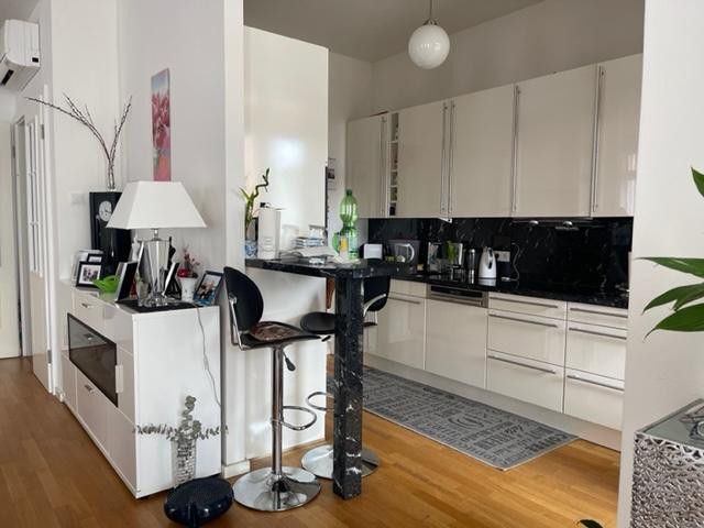 Exklusieve 3 Zimmer Wohnung mit Loggia, Stellplatz, Fußbodenheizung, Gäste WC, Klimaanlage – Küche