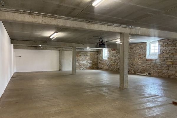 Surface de stockage parfaite sur l’ensemble de l’étage dans le Mühlenmagazin à Altplauen !
