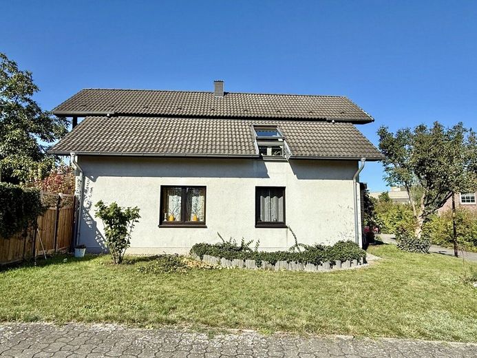HORN IMMOBILIEN++ Neubrandenburg, tolles Architektenhaus mit 5 Zimmern, EBK, Keller und Carport – Haus Seitenansicht