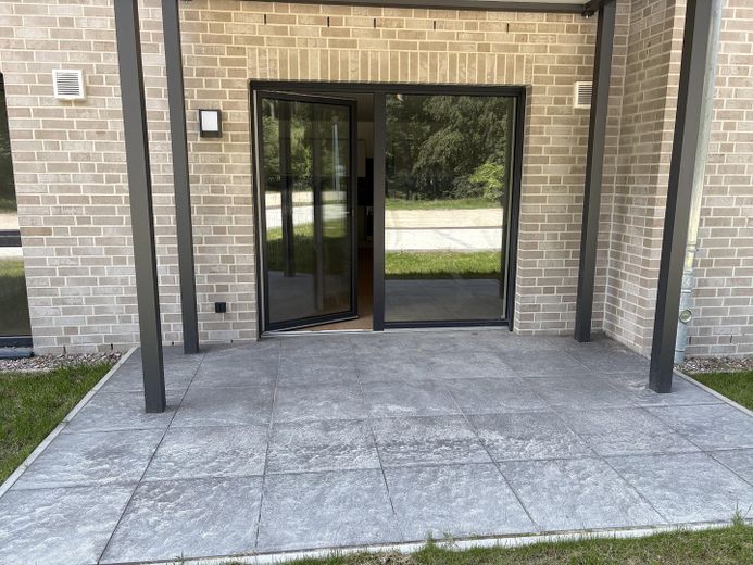 Erstbezug: Moderne Erdgeschosswohnung mit Terrasse sowie energieeffizientem Wohnkomfort – Terrasse Außenansicht