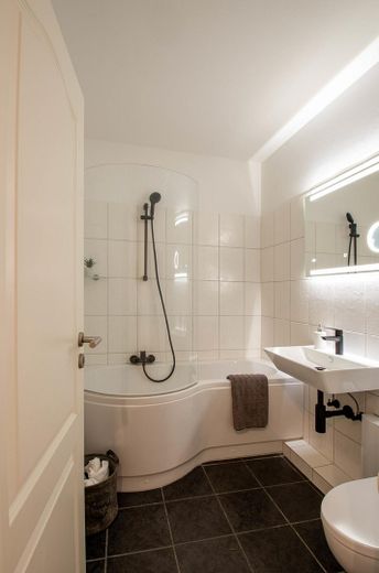 Mieszkanie 2-pokojowe z tarasem na dachu, centralnie w Adendorfie, odnowione – Badezimmer