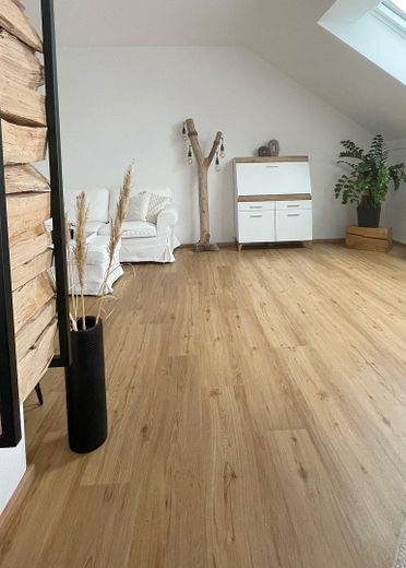 Stylowe 3-pokojowe mieszkanie na poddaszu z tarasem dachowym o powierzchni 32 m² od strony południowej – Wohnbereich