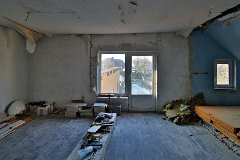 Mehrfamilienhaus mit Ausbaureserve in zentraler Lage von Lunden – DG entkernt