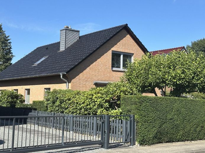 Provisionsfrei: Freistehendes Einfamilienhaus mit 154 m² Wohnfläche und Wintergarten in Reinbek – Seitenansicht 1