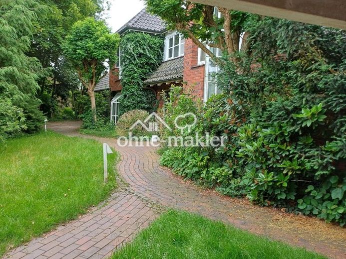 Spacious detached three-unit house in a quiet, sunny location (asking price negotiable) – Photo 1