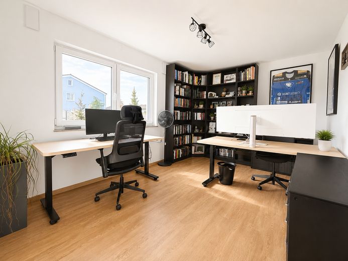 Sin comisión | Casa unifamiliar moderna con piscina y lounge | Orientación sur | Cerca de la A9 – Büro