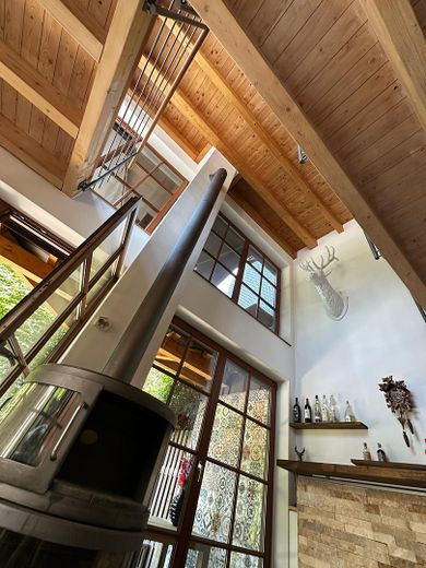 Architektur trifft Privatsphäre – besonderes Einfamilienhaus mit Pool, Sauna und Garten im Grünen – Kamin im Wohnzimmer