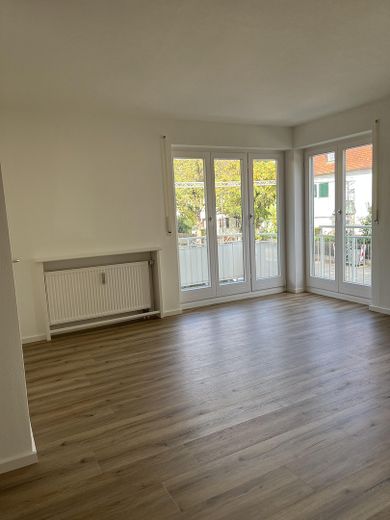 Frisch renovierte 2-Zimmer-Wohnung mit neuer Einbauküche und Balkon in Sendling-Westpark – Wohnzimmer