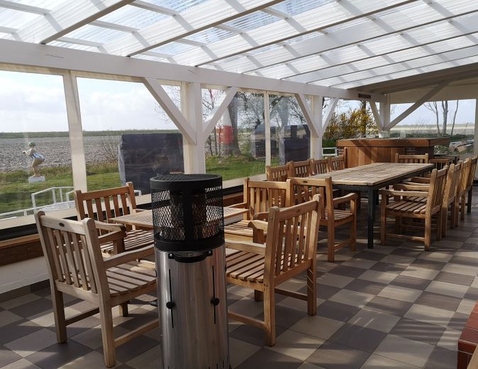 Traumhafter Resthof in absoluter Alleinlage direkt hinterm Eiderdeich mit eigenem Leuchtturm! – Wintergarten / Terrasse 
