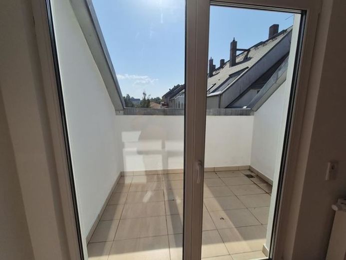 Große DG 3-Zimmer mit Lam., Dachterrasse und Eckwanne in guter Lage! – Foto 1