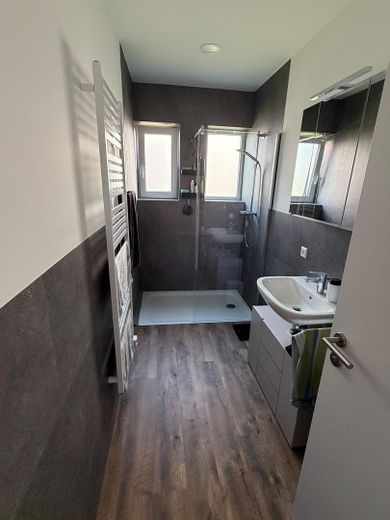 Helle 4-Zimmer Wohnung mit großem Balkon, Garten und Kamin – Badezimmer