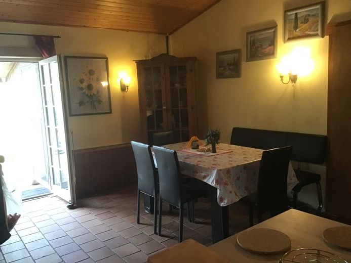 Attraktives Haus mit 2 Wohneinheiten,Idyllisch, Ruhig am Wald,Sauna,Kaminofen – Essplatz für bis zu 6 Personen,Vitrinenschrank