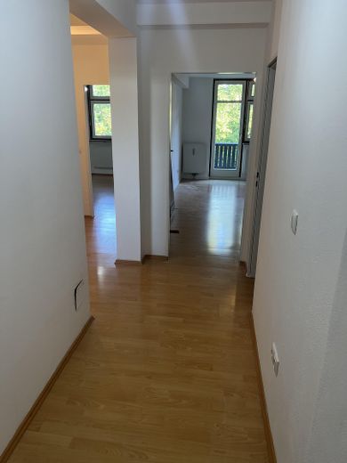 Renovierte 2-Zimmer-Wohnung mit neuem Bad, großem Südostbalkon & Aufzug – Foto 5