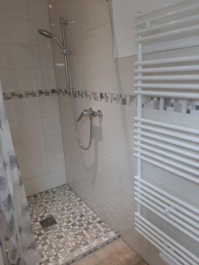 Енергоефективний будинок на дві сім’ї з балконом і великим садом – Mietwohnung Dusche