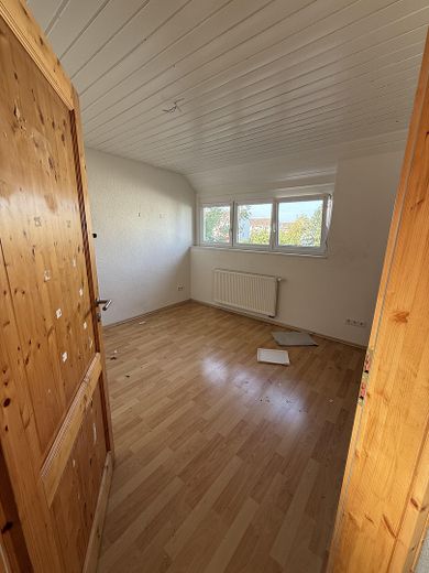 Gelflegte Doppelhaushälfte mit großem 580 m² Grundstück und Carport provisionsfrei bezugsfrei – 2. Kinderzimmer 1 OG