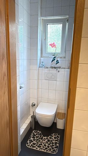 Immeuble ancien à aimer – appartement lumineux de 2 pièces avec balcon et garage dans un emplacement privilégié en centre-ville – WC