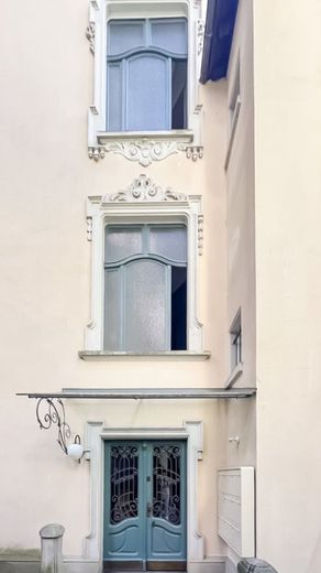 Home in the City, grüne Altbau-Oase in Wiesbaden! Kulturdenkmal-Villa, helle 2 Zi, 2 Balkone, 80 m² – Eingang Haus