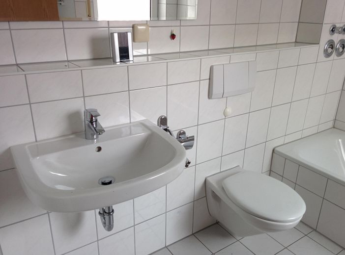 In ruhiger zentraler Lage zum Einkaufen - für Familien mit Balkon 1. Stock – Bad