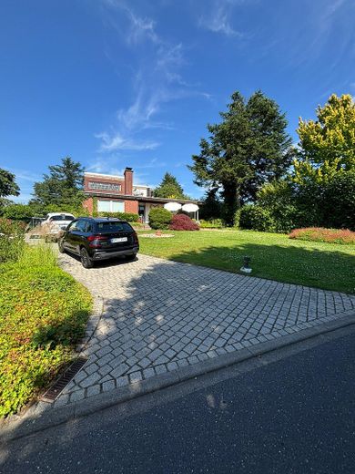 House with large plot in Wassenberg - plenty of potential for craftsmen – Haus mit 2 Stellplätzen