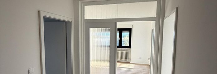 Première occupation après rénovation complète – appartement exclusif de 3 pièces avec loggia orientée plein sud – Flur: Heller Eingangsbereich