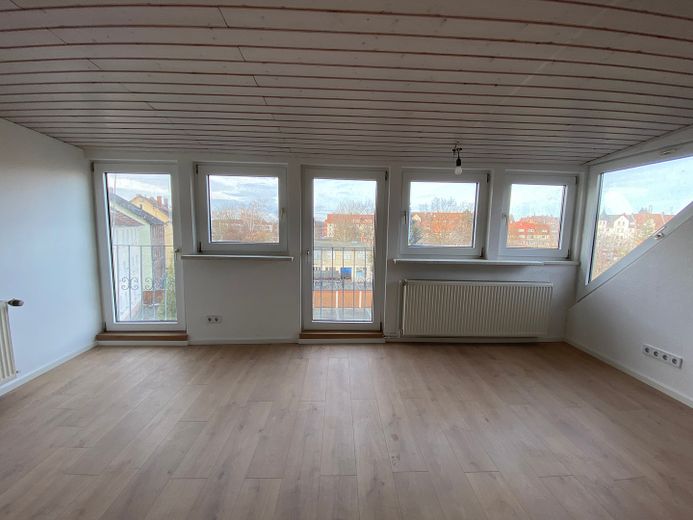Wohnung über 2 Etagen mit Balkon, WG geeignet, 4-Zimmer, Maisonette, Nähe Bahnhof – offenes Wohnzimmer oben