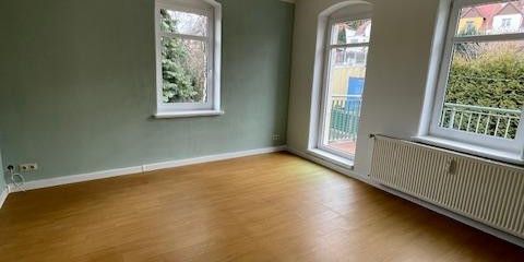 kl. MFH san. AB, 4-Zi. Wohng. 1.OG, 2xBad, 2 Balk., ruhig DD-Süd – Zimmer m.Balkon links