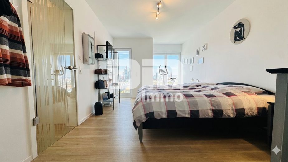 Exklusives Penthouse-Juwel mit 360 Grad Panorama-Dachterrasse in Baunatal-Großenritte – Master Schlafzimmer 1 / 2x Zugang Balkon Terrasse