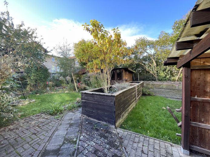Familientraum: 103 m² mit Garten & Carport – Gartenbeet