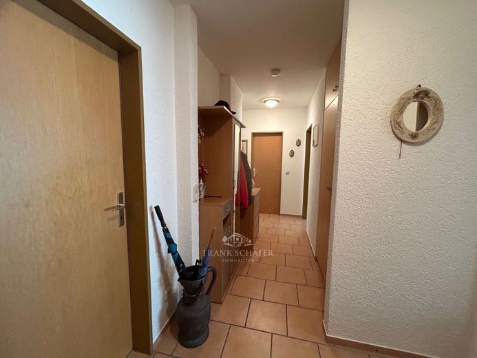FRANK SCHÄFER IMMOBILIEN - attraktive ETW in MZ-Hechtsheim für Eigennutzer o. clevere Kapitalanleger – Flur aus Blickrichtung Eingangstür