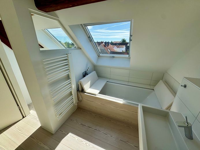 Designer Loft incl. Balcony & Terrace in a Listed Complex, Private Sale – Master Bad