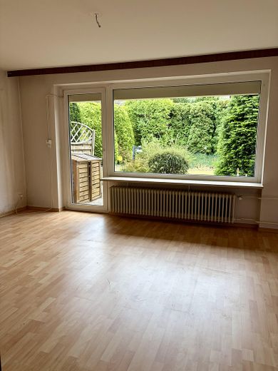 Casa a schiera di testa tranquilla e centrale a Norderstedt vicino ad Amburgo – Wohnzimmer