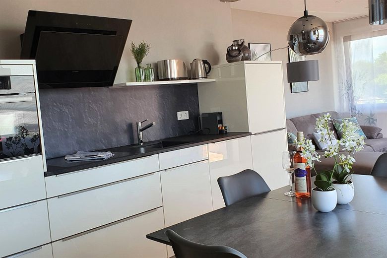 Appartement d’affaires de 2 pièces avec grand balcon – connecté, meublé et flexible 💼🌅 – Küche und Esszimmer