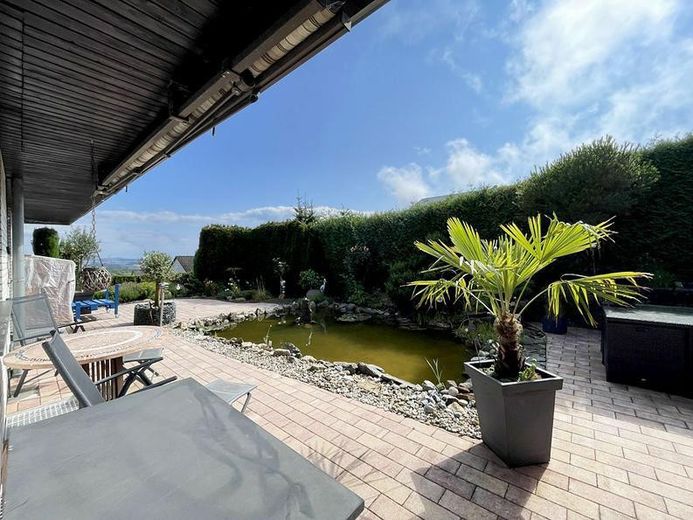 Provisionsfrei! Hochwertiges ruhiges Einfamilienhaus mit Wellnessoase und PV-Anlage – Terrasse mit Teich