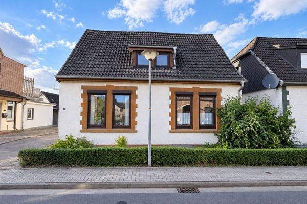 SENZA PROVVIGIONE: Struttura al grezzo sventrata per chi sa fare – casa familiare su 576 m² a Schortens-Middelsfähr