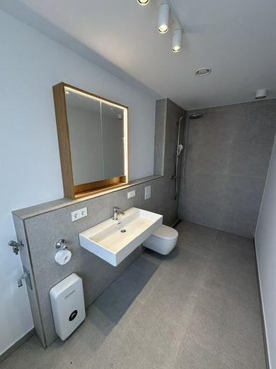 Neubau - Erstbezug - Maisonette - 3 ZW inkl. EBK, Stellplatz, Keller, ca. 66m² Wfl. – Badezimmer