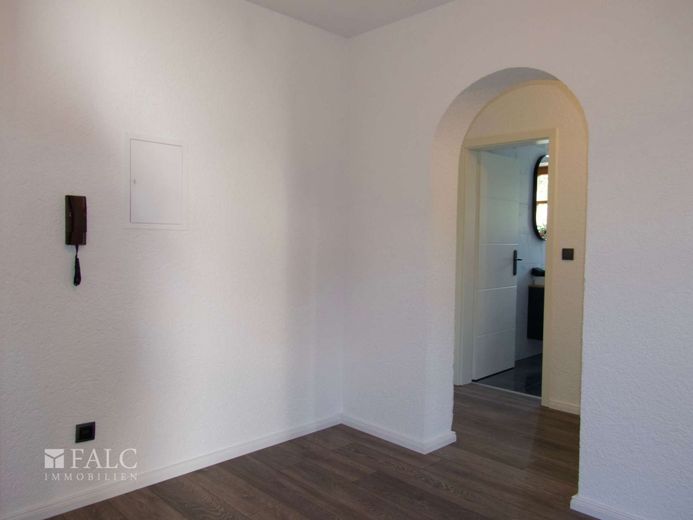 Einfach Mehr: Großzügige 4-Zimmer-Wohnung über 2 Ebenen | 217 m² Wfl | Einliegerwohnung - Tegernheim – EG: Flur im Eingangsbereich