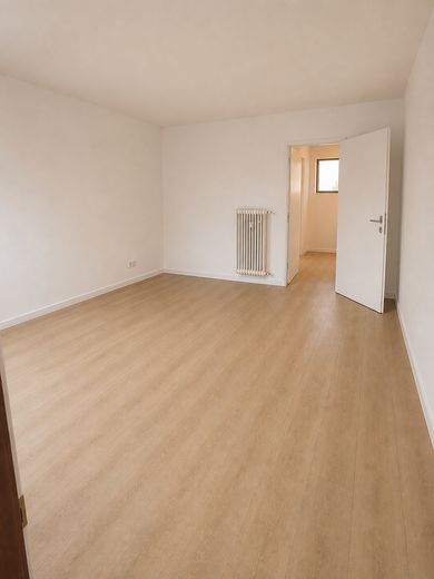 Prima occupazione dopo la ristrutturazione: appartamento di 2 locali ai margini del bosco – Wohnzimmer leer und neu sanier