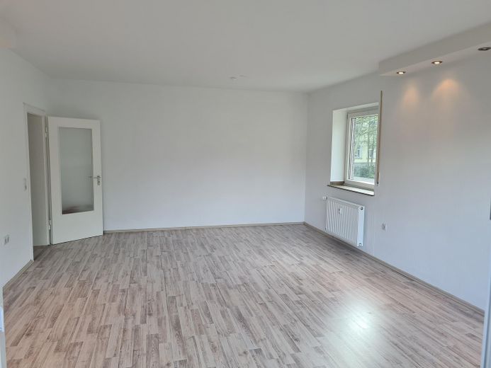 Ruhiges Wohnen, stadtnah in Ge-Buer mit Balkon, Terrasse & Garten – Beisp. Wohnzi. Nachbarwohnung